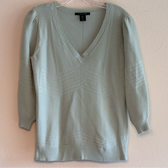 Tahari Women's Green V-Neck Sweater Lightweight Knit Size Small - Picture 1 of 8